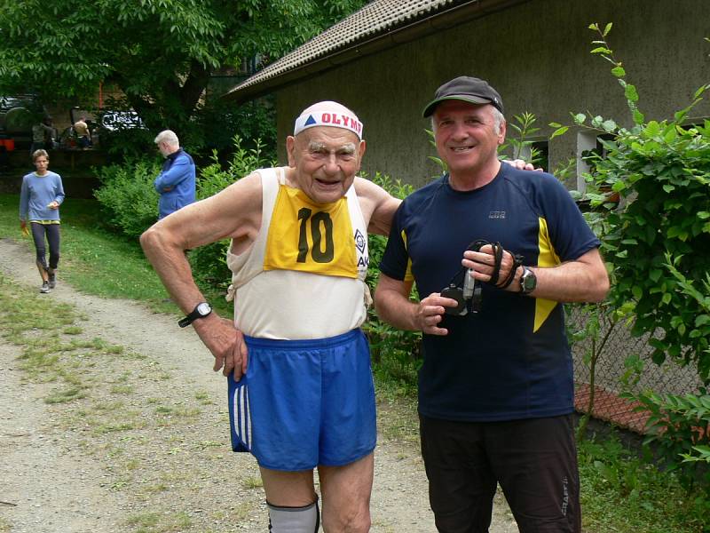 NEJSTARŠÍ ÚČASTNÍK Jiří Soukup (roč. 1927) s hlavním rozhodčím závodu Zdeňkem Hlaváčkem.     