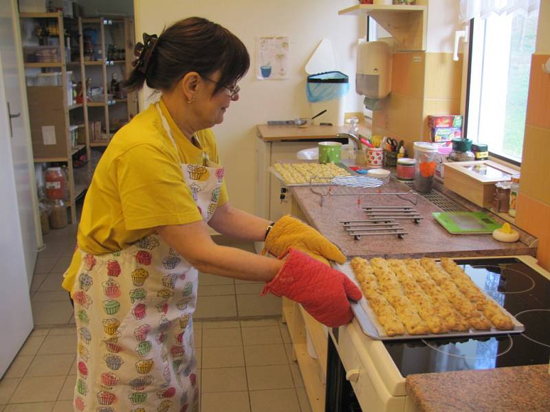 Tréninková pekárna sdružení Pferda funguje dva roky. Hendikepovaní v ní z těsta vykouzlí laskominy