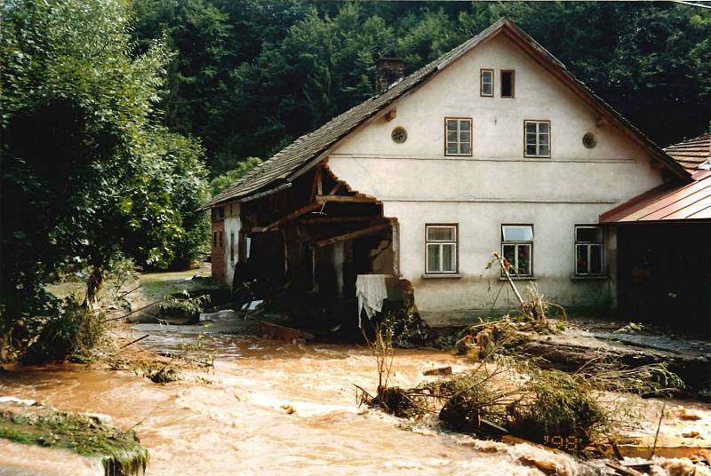 Zkáza, kterou po sobě zanechala povodeň v červenci 1998.