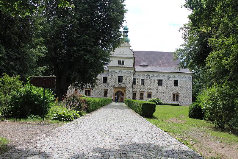 Doudlebský zámek je unikátní svou sgrafitovou výzdobou, krášlí i jeho komíny, které procházejí postupnou obnovou, stejně jako střecha.