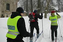 Rychnovští policisté kontrolují na běžkách nepřístupné rekreační objekty.