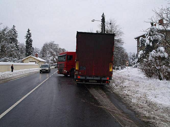 Řidič nákladního vozidla nepřizpůsobil rychlost jízdy vzniklé  situaci a narazil  do  osobního vozu.