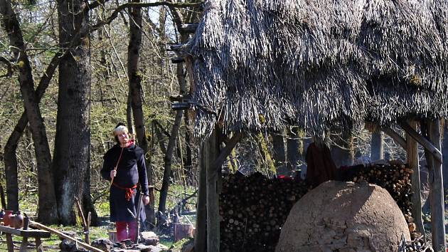 Skanzen středověké vesnice v Uhřínově pod Deštnou.