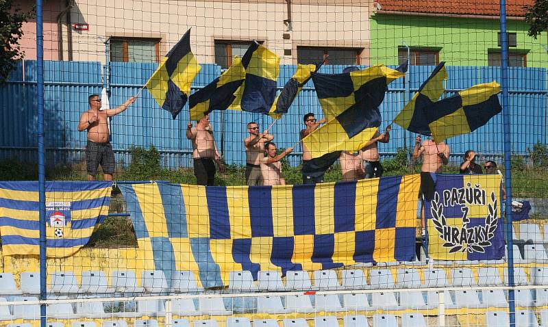 Fotbalisté Starého Města (žluté dresy) doma zvítězili nad Uherským Ostrohem přesvědčivě 7:2.
