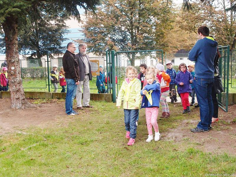   NOVÉ HŘIŠTĚ děti přijaly s radostí. Hned si chtěly všechno vyzkoušet. Na slavnostní otevření se přišli podívat i lidé, kteří za vznikem hřiště stojí pracovníci města i starosta Jiří Bartoš a místostarosta Luboš Lerch.