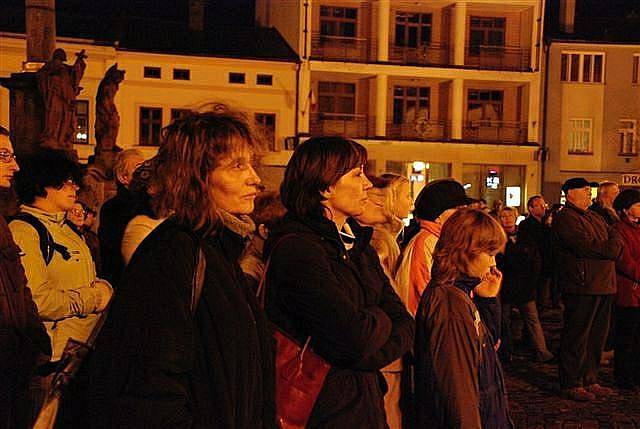 Vzpomínkové setkání na listopad '89 na dobrušském náměstí, které organizátoři využili k podpisové akci petice za odvolání místního starosty. 