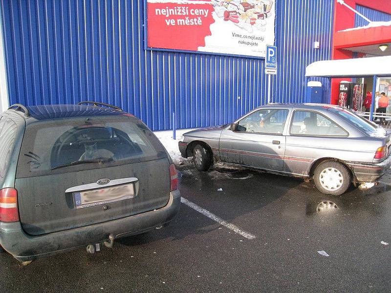 Parkovat na místech pro ivalidy mohou pouze řidiči s označením vozíčkáře.