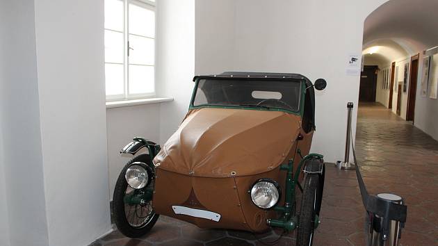 Vozítkům značky Velorex je věnována výstava v rychnovském muzeu, expozici byste našli ve druhém patře zdejšího zámku.