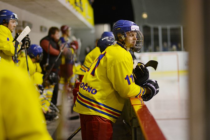 OPOČENŠTÍ BARONI v sousedském duelu na novoměstském ledě zvítězili nad lídrem krajské hokejové soutěže.