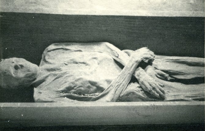 Dobový snímek z krypty ve Vamberku z let, kdy zde mumie odpočívaly.