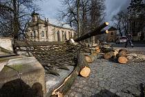Vichřice, která se přehnala krajem, v Rychnově nad Kněžnou pobořila historický plot u kostela.