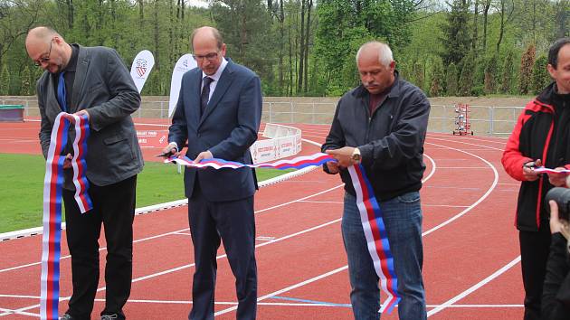 Ze slavnostního otevření zrekonstruovaného stadionu v Dobrušce.