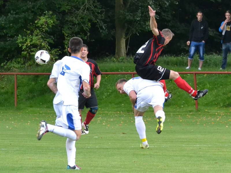 Celkem deset gólů padlo v nedělním okresním derby Černíkovice – Opočno. Z vysokého vítězství 7:3 se radovali hostující fotbalisté (bílé dresy).          