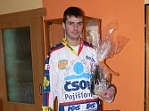 VÍTĚZ. Aleš Hašek po výhře v pátém kole hokejové Tip ligy  triumfoval i celkově a mohl se radovat z dresu HC ČSOB Pojišťovna Pardubice, sudu piva Tambor a cen od Elektro Berry.