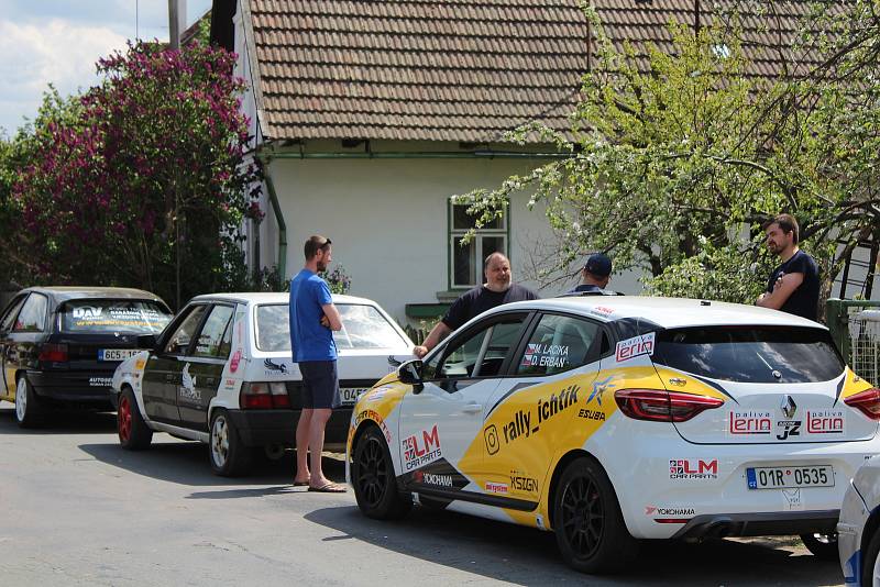 Houdkovice pořádně ožily, v malé obci teď mají závodníci svoji základnu.
