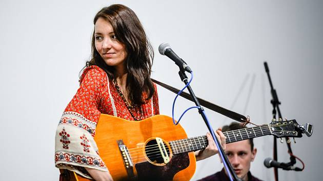 ŠÁRKA ADÁMKOVÁ během koncertu skupiny Sarah &The Adams na pódiu víceúčelového centra Elada  v Bystrém v Orlických horách.