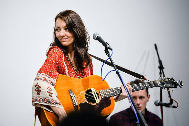 ŠÁRKA ADÁMKOVÁ během koncertu skupiny Sarah &The Adams na pódiu víceúčelového centra Elada  v Bystrém v Orlických horách.