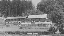 Za první republiky zde bývalo letní sídlo, označované jako Bartoňovy vily. Později rekreační středisko Ministerstva vnitra (zotavovna Julia Fučíka), dnes rekreační středisko Policie České republiky. Snímek je z roku 1952.