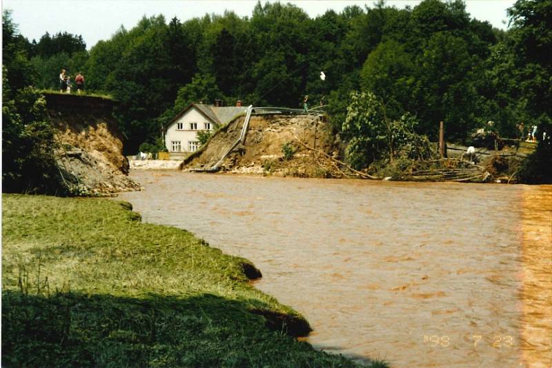 Následky ničivé povodně na Rychnovsku z roku 1998.