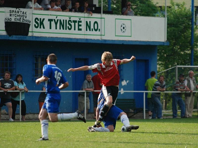 Týniště po derby stále žije