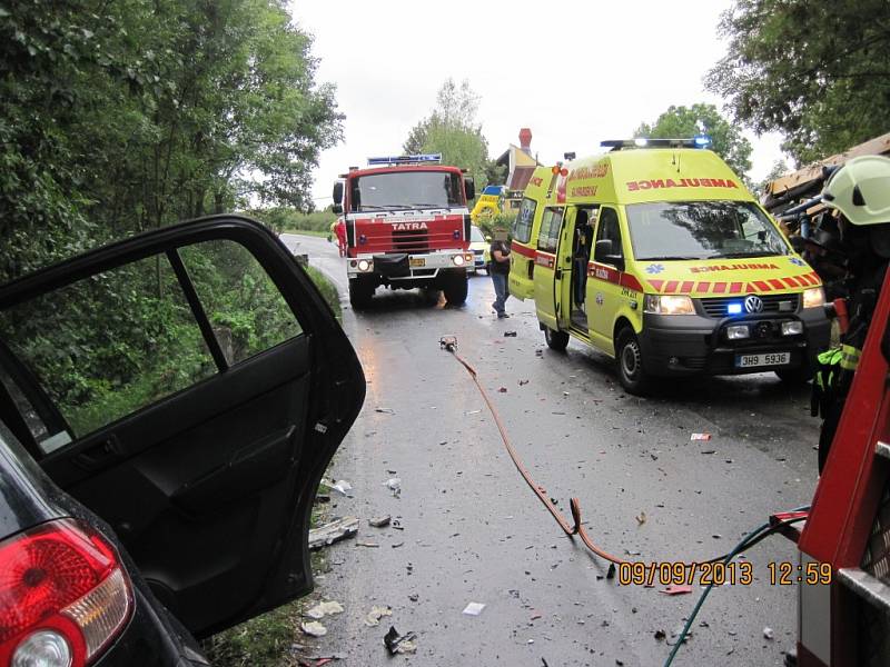 S TĚŽKÝM ZRANĚNÍM skončila v nemocnici třiadvacetiletá řidička osobního vozu Hyundai Getz, která se v pondělí odpoledne snažila vyhnout chodkyni na silnici u Dobrušky. Při předjíždění však zachytila autem o protijedoucí náklaďák.