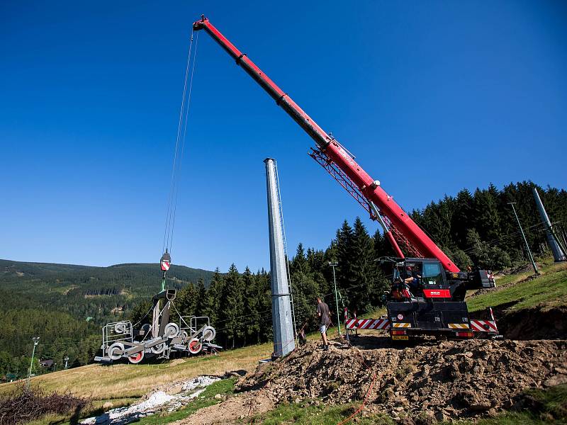 Stavba nové lanovky v Deštném v Orlických horách.
