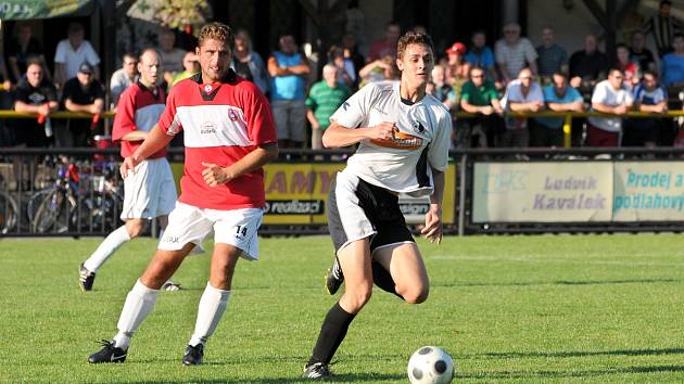 NEJLEPŠÍM STŘELCEM rychnovských fotbalistů je Roman Zajíček (na snímku vpravo uniká Petru Liškovi z České Skalice), jenž se stejně jako Martin Valášek trefil na podzim pětkrát. 