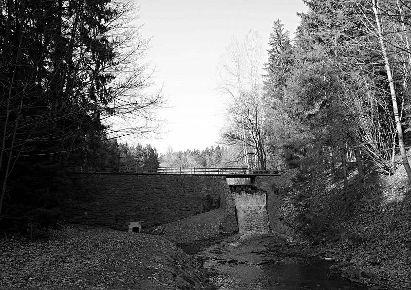 LETOVISKO STUDÁNKA. Když v roce 1907 vzniklo Studánecké družstvo, postavilo z výtěžků spolkové činnosti hřiště. O zvelebení Studánky se staral místní odbor Klubu československých turistů.