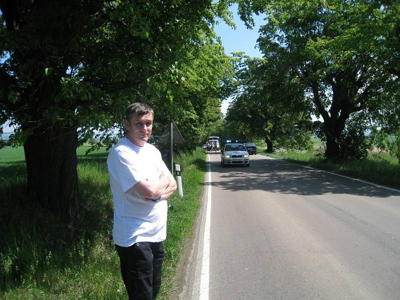 Světový den harmonie. Na trati mezi Dobruškou a Opočnem si předali štafetu, hořící pochodeň, starostové obou měst , a to Petr Tojnar (se znakem Dobrušky na tričku) a Štěpán Jelínek. 