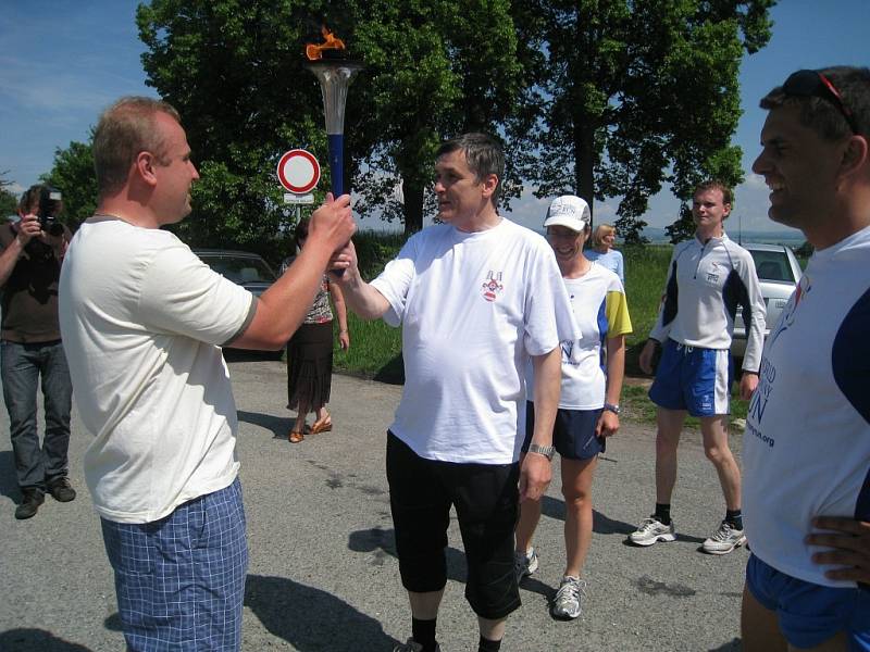 Světový den harmonie. Na trati mezi Dobruškou a Opočnem si předali štafetu, hořící pochodeň, starostové obou měst , a to Petr Tojnar (se znakem Dobrušky na tričku) a Štěpán Jelínek. 