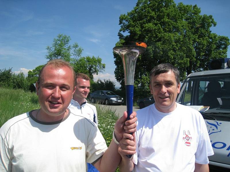 Světový den harmonie. Na trati mezi Dobruškou a Opočnem si předali štafetu, hořící pochodeň, starostové obou měst , a to Petr Tojnar (se znakem Dobrušky na tričku) a Štěpán Jelínek. 