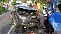 Dopravní nehoda dvou vozidel u Doudleb nad Orlicí si vyžádala devět zraněných (9. června 2008).