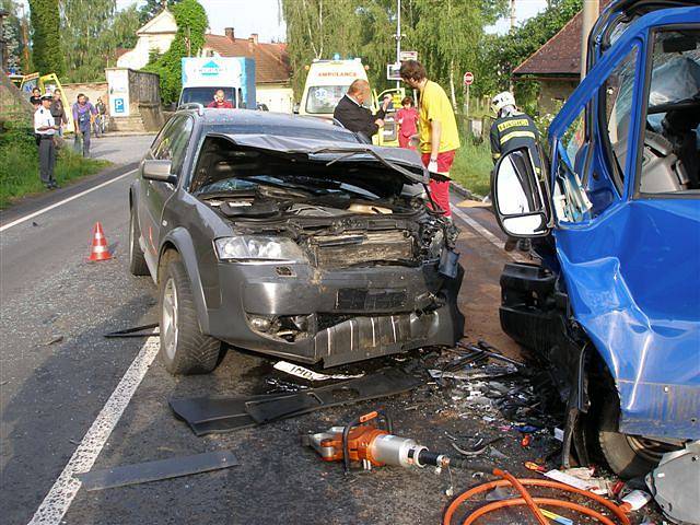 Dopravní nehoda dvou vozidel u Doudleb nad Orlicí si vyžádala devět zraněných (9. června 2008).