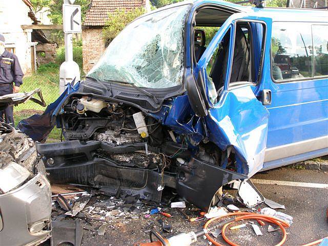 Dopravní nehoda dvou vozidel u Doudleb nad Orlicí si vyžádala devět zraněných (9. června 2008).