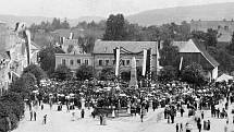 ODHALENÍ HUSOVA POMNÍKU se uskutečnilo 3. července 1904. Z dobového snímku je vidět, že zájem našich předků byl obrovský. Fotografie je dokladem, jak důležití jsou pro historii sběratelé. Snímek poskytl ze soukromé sbírky Milan Sedláček ze Záměle. Husův p