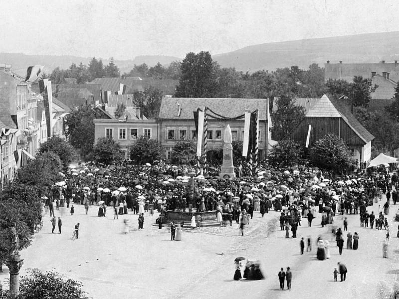 ODHALENÍ HUSOVA POMNÍKU se uskutečnilo 3. července 1904. Z dobového snímku je vidět, že zájem našich předků byl obrovský. Fotografie je dokladem, jak důležití jsou pro historii sběratelé. Snímek poskytl ze soukromé sbírky Milan Sedláček ze Záměle. Husův p