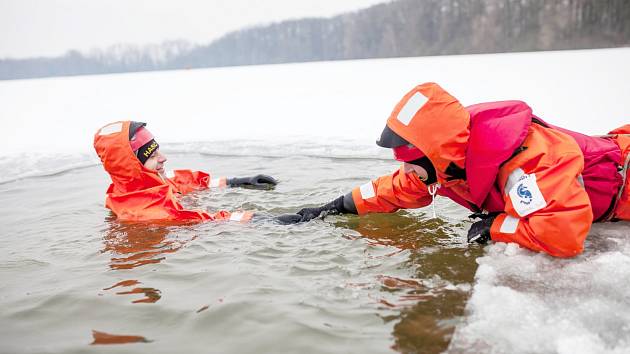 Cvičení dobrušských hasičů na rybníku Broumar. 