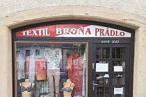 Příští rok v květnu to bude 30 let, co Bronislava Janšová otevřela svůj obchod s textilem v Kostelci nad Orlicí.