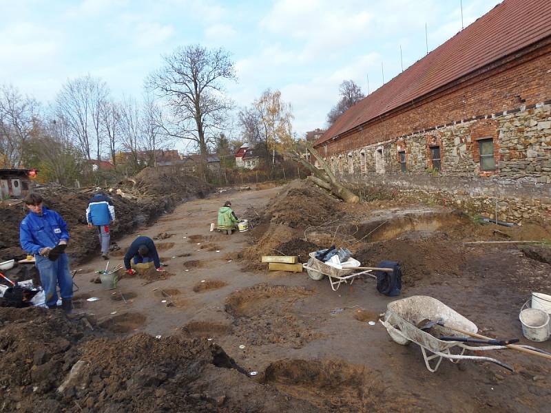 Zámecká konírna na Doudlebách se stala centrem archeologů, kteří zde našli významné objevy o historii v okrese. 