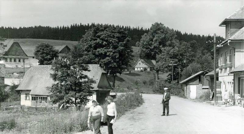 V dalším díle si připomínáme krajiny Bartošovic v Orlických horách. První písemná zmínka o obci pochází z roku 1548. Na snímku vidíme zástavbu v obci z roku 1962.