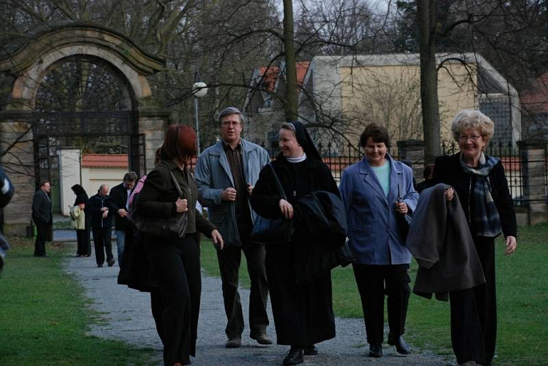 Schola Gregoriana Pragensis s uměleckým vedoucím Davidem Ebenem vystoupila v zámeckém kostele Nejsvětější Trojice. Zahájila tak benefiční koncerty, jejichž výtěžek má přispět na opravu průčelí kostela.