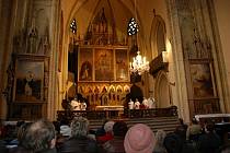 Schola Gregoriana Pragensis s uměleckým vedoucím Davidem Ebenem vystoupila v zámeckém kostele Nejsvětější Trojice. Zahájila tak benefiční koncerty, jejichž výtěžek má přispět na opravu průčelí kostela.