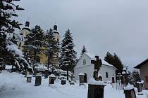 Hřbitovní kaple v Neratově po obnově.