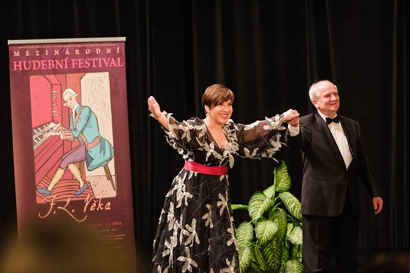 LAUREÁT LETOŠNÍ CENY Mezinárodního hudebního festivalu Jaroslav Šaroun doprovázel světoznámou mezzosopranistku Dagmar Peckovou při koncertě na Věkově festivalu před dvěma lety.