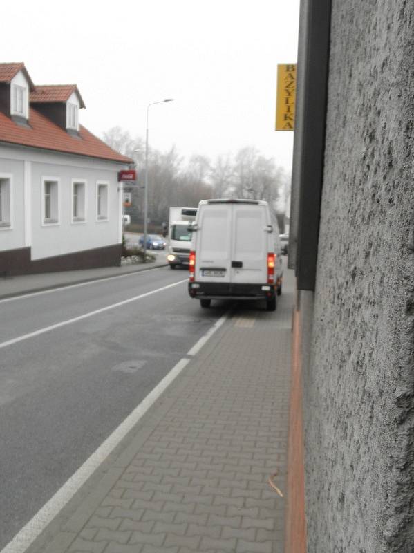 KAMIONY ZAKLESLÉ DO SEBE, kamiony v protisměru. Mezi tím vším osobní auta, školáci a obyvatelé Častolovic – strach o vlastní život i o majetek. Otřesy a hluk trápí také místní podnikatele – praskají jim výlohy, vysoké náklaďáky strhávají reklamy na domech