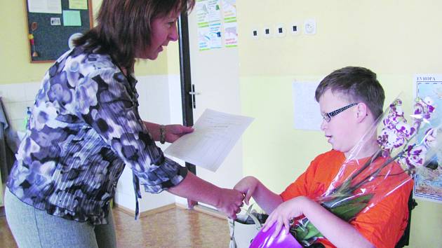 Handicap ani vozíček Františka v jeho úsilí nebrzdí. Díky kamarádům je ve škole rád.