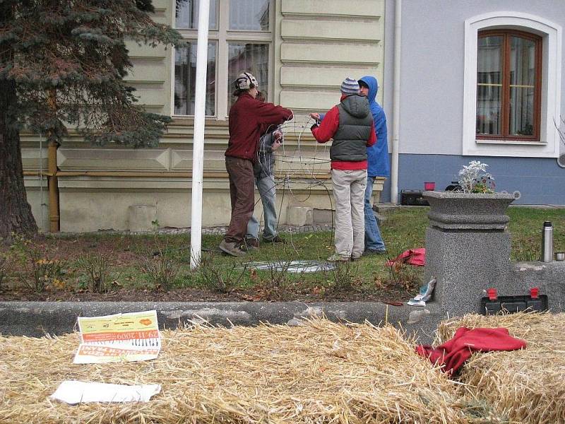 Občanské sdružení Ostrov připravilo 1. kostelecké slámování. Z drátů a slámy tak vznikla létající hvězda splněných přání. 