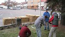 Občanské sdružení Ostrov připravilo 1. kostelecké slámování. Z drátů a slámy tak vznikla létající hvězda splněných přání. 