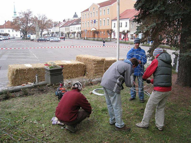 Občanské sdružení Ostrov připravilo 1. kostelecké slámování. Z drátů a slámy tak vznikla létající hvězda splněných přání. 