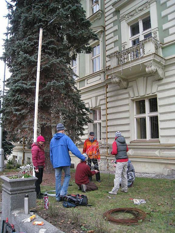 Občanské sdružení Ostrov připravilo 1. kostelecké slámování. Z drátů a slámy tak vznikla létající hvězda splněných přání. 